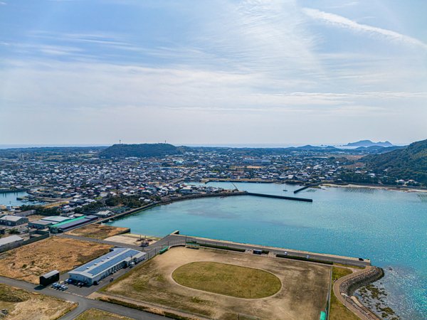 富江の港と町並みを望む空撮風景
