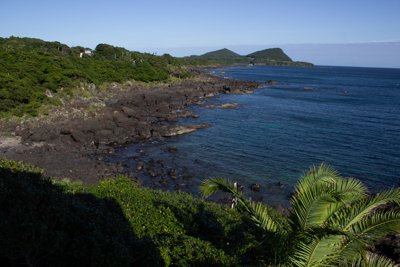 五島列島福江島の青い海と岩礁、雄大な火山が織りなす絶景