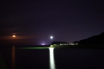 五島列島、夜の海に月光と街灯が織りなす幻想的な光景