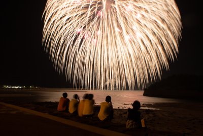 長崎・五島列島 煌めく夜空と水面に映る夏の夢花火