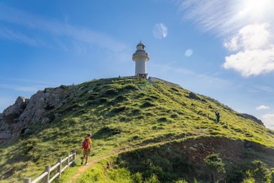 息をのむ青空と緑のコントラスト、五島列島・大瀬埼灯台への絶景ハイキング