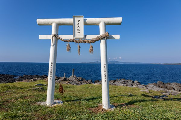 小値賀町・斑島のポットホールに立つ玉石大明神の白い鳥居