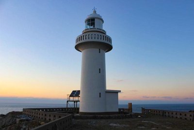 長崎・五島列島、夕焼けに染まる白亜の灯台が誘う絶景