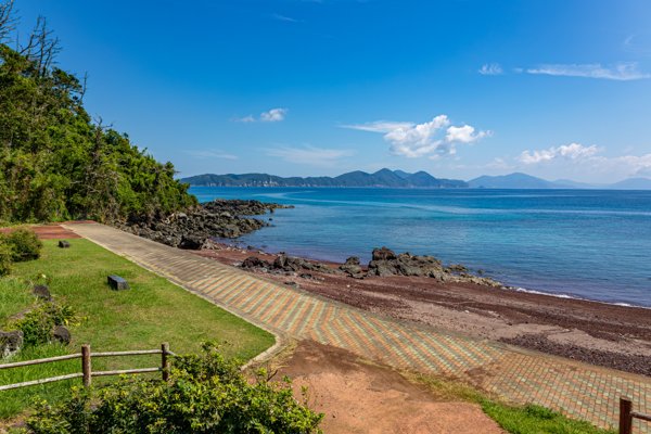 小値賀島・赤浜海岸公園から望む赤い海岸と青い海