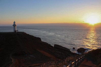 五島列島・大瀬崎灯台の夕景：光と海のコントラストが織りなす絶景