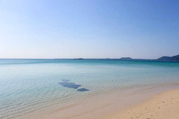 長崎五島列島、香珠子海水浴場のどこまでも澄みわたる青い海と白い砂浜
