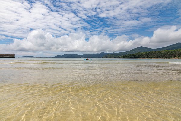 青空と浅瀬が広がる大浜海水浴場