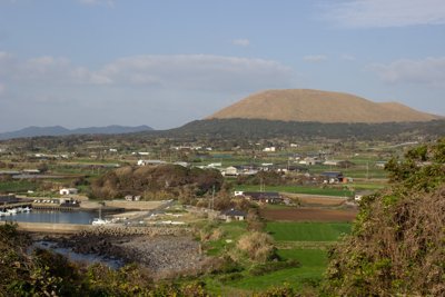 五島列島・鬼岳を望む港町と早春の里山風景