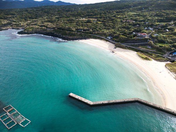高崎ビーチ 湾に広がるエメラルドグリーンの海と白い砂浜