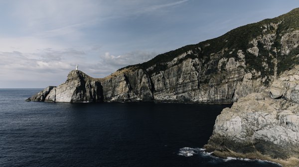 大瀬埼灯台と荒々しい断崖の風景