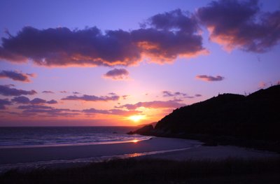 五島列島の海に沈む夕陽、茜色の空とビーチの絶景
