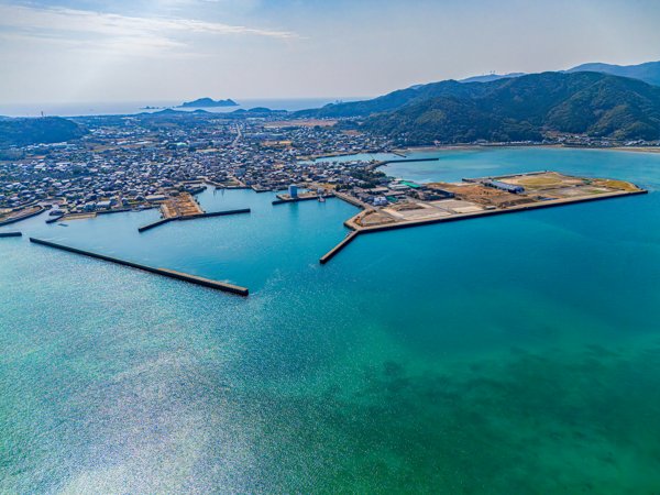 海から望む富江の町並みと港