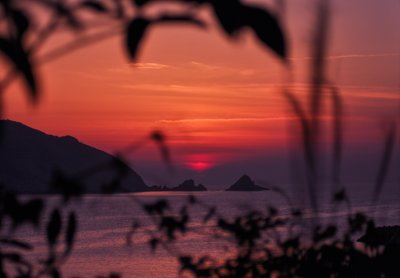 五島列島、海と空を燃やす情熱のサンセットと神秘の島影