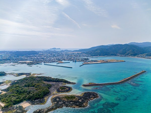 防波堤と富江の町並みを望む風景