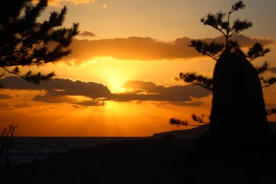 五島列島の海を染める夕焼け：黄金の光が織りなす絶景