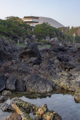 五島列島・福江島：溶岩海岸に佇む展望台と雄大な鬼岳の風景