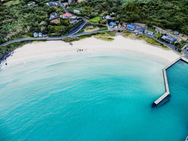 高崎ビーチ 湾岸に広がる白い砂浜と集落