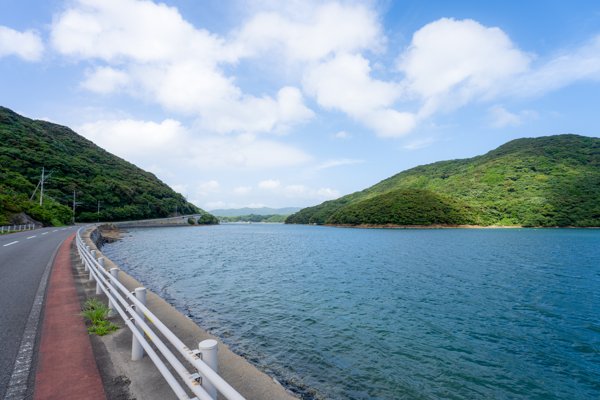 奥浦湾沿いを走る海岸道路