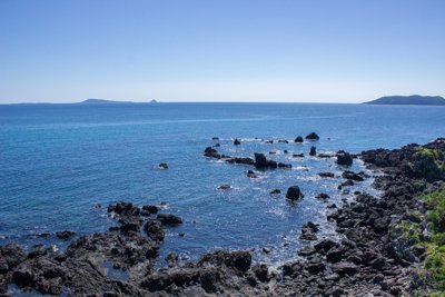 長崎・五島列島、紺碧の海と荒々しい岩礁が輝く絶景