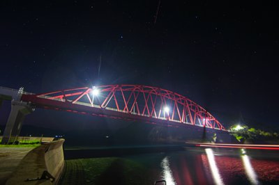 五島列島の夜空に輝く星と赤い橋、光が織りなす幻想夜景