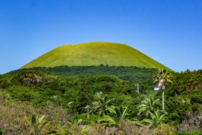 五島列島福江島、青空と緑が織りなす鬼岳の絶景
