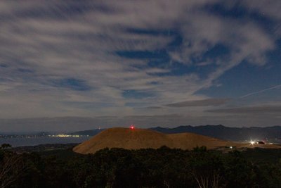 五島列島、夜の丘に佇む赤色灯。星と街灯が織りなす神秘の風景