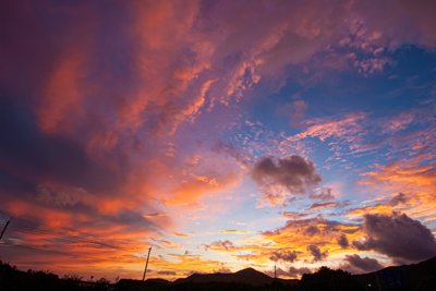 五島列島の空を彩る、感動的な茜色の夕焼けグラデーション