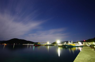 長崎五島列島、漁船と星が輝く神秘の港夜景