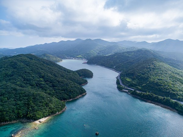 奥浦湾と山々を望む空撮