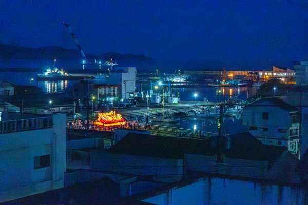 福江港の夜景を進むねぶた