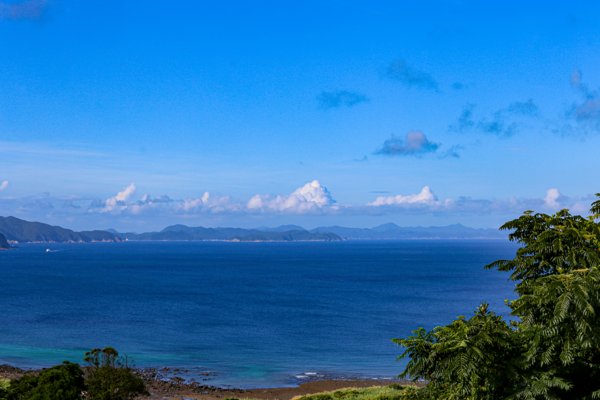 青い海と連なる島々、夏の青空が広がる風景